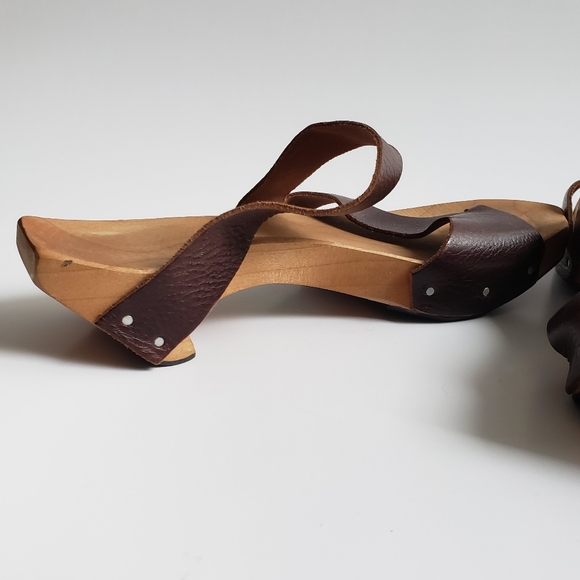 Cydwok | Leather Thong Wooden Sandals - Picture 5 of 12